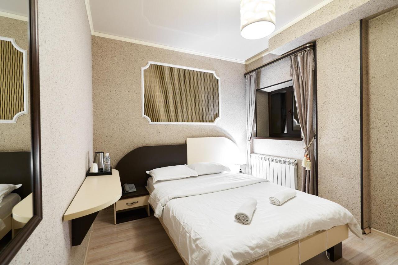 7 Days Hotel Алматы Экстерьер фото
